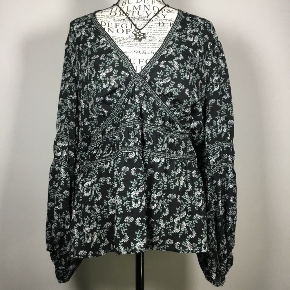 Black vee neck wenchy top peasant floaty long sleeve floraL cottagecore boho L